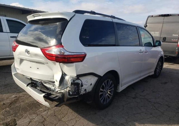 Toyota Sienna cena 70900 przebieg: 42000, rok produkcji 2019 z Jasień małe 67